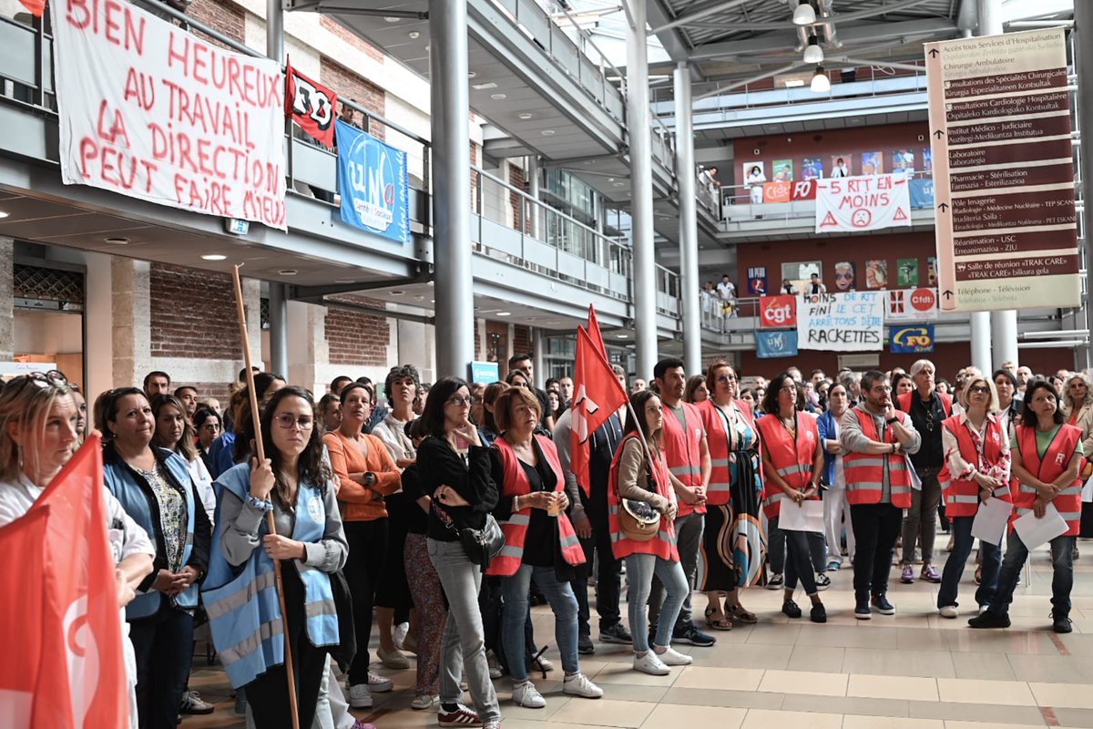MediabaskInfo's tweet photo. Le personnel du Centre hospitalier de la Côte basque est en train de réaliser un rassemblement à #Bayonne. Face au projet de réorganisation du temps de travail l’intersyndicale  a appelé à la mobilisation #social https://t.co/JxuZcYsf5Q