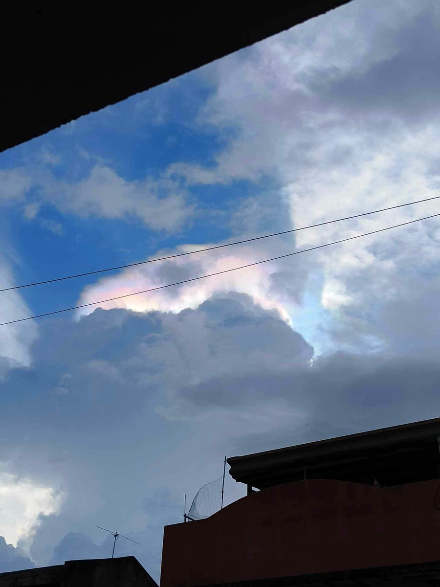earthshakerph's tweet photo. Check this out! 🌈 Amazing iridescent clouds graced the skies of Bulacan and Laguna this afternoon right after a localized thunderstorm.
Thanks for sharing, Pau Rodriguez (Laguna), Brigette Maglines (Laguna), and Regie Bodino (Bulacan).
#MeteoShaker #Easterlies https://t.co/4INB4CwweQ