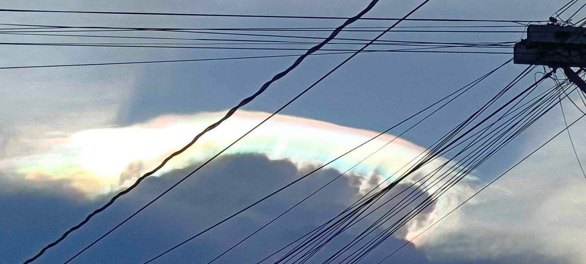 earthshakerph's tweet photo. Check this out! 🌈 Amazing iridescent clouds graced the skies of Bulacan and Laguna this afternoon right after a localized thunderstorm.
Thanks for sharing, Pau Rodriguez (Laguna), Brigette Maglines (Laguna), and Regie Bodino (Bulacan).
#MeteoShaker #Easterlies https://t.co/4INB4CwweQ