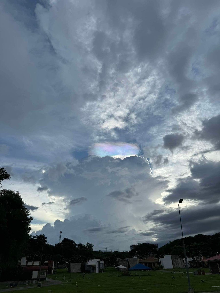 earthshakerph's tweet photo. Check this out! 🌈 Amazing iridescent clouds graced the skies of Bulacan and Laguna this afternoon right after a localized thunderstorm.
Thanks for sharing, Pau Rodriguez (Laguna), Brigette Maglines (Laguna), and Regie Bodino (Bulacan).
#MeteoShaker #Easterlies https://t.co/4INB4CwweQ