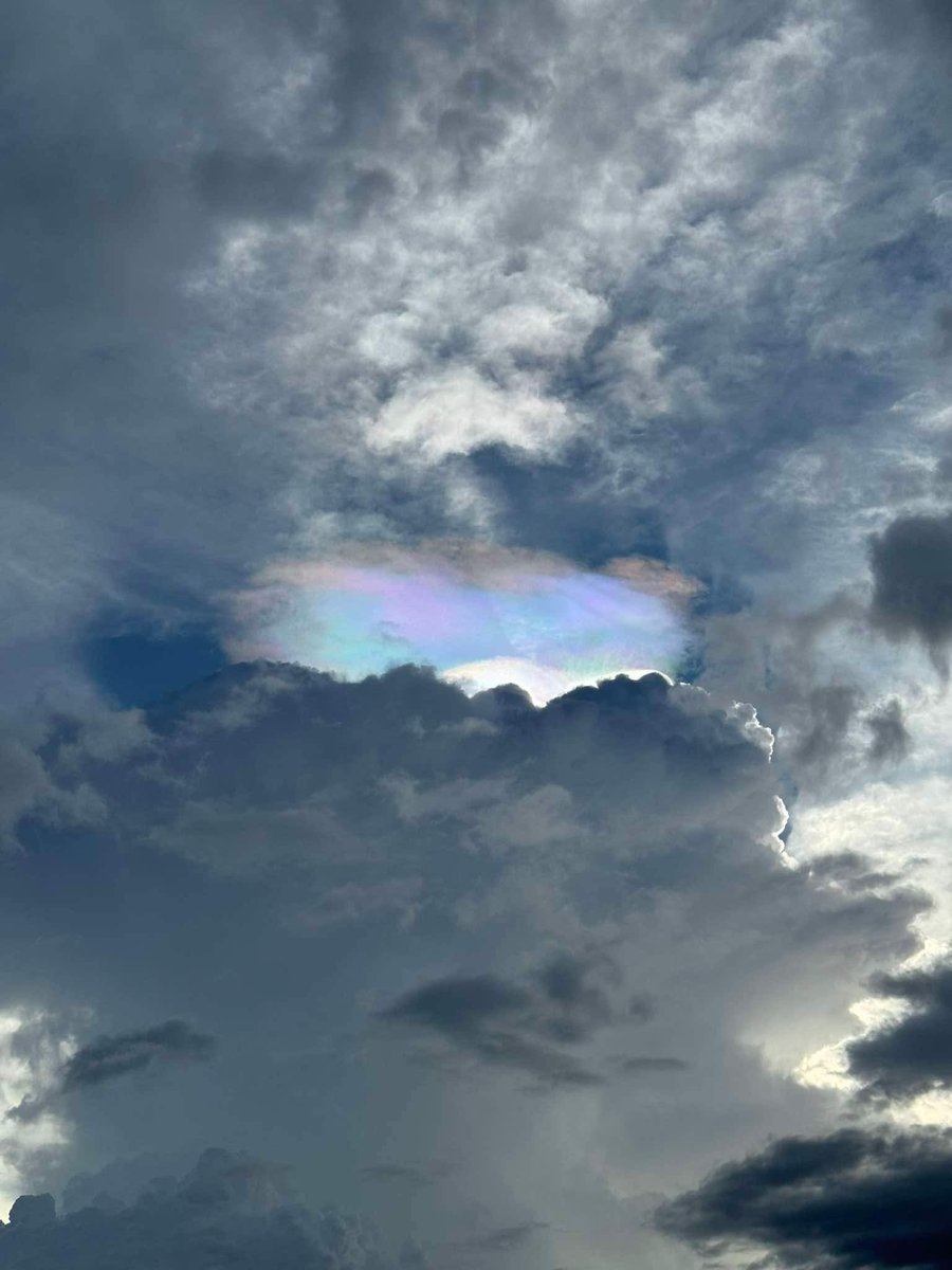 earthshakerph's tweet photo. Check this out! 🌈 Amazing iridescent clouds graced the skies of Bulacan and Laguna this afternoon right after a localized thunderstorm.
Thanks for sharing, Pau Rodriguez (Laguna), Brigette Maglines (Laguna), and Regie Bodino (Bulacan).
#MeteoShaker #Easterlies https://t.co/4INB4CwweQ