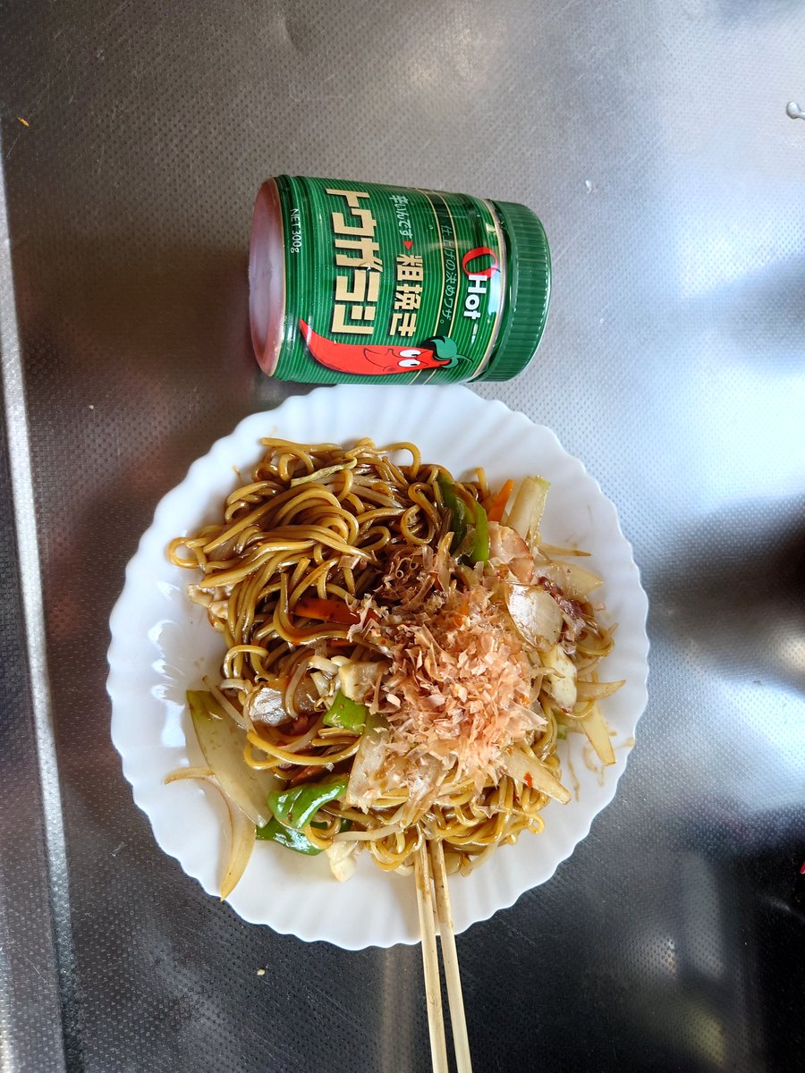 kurove_ch's tweet photo. 本日も、夕飯作り終わった＼(^o^)／
今日は、オムライス・サラダ・フライドポテト・アスパラのフライ(^^)
チキンライスのトマトソースに隠し味に味噌とみりんを入れるのが、自分的には、オススメです(*^^*)写真は、昨日の、朝ご飯の激辛焼きそばです(*´∀｀) https://t.co/H8nYVsPTd3