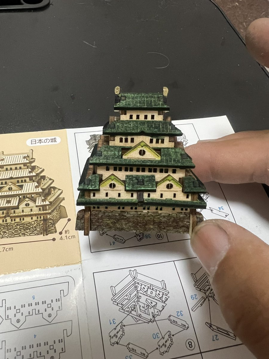 sethunatk's tweet photo. セリアさんで買ってきた、細密ウッドクラフトのお城に余ってるペンでなんとなく塗って、そこらいらに落ちてたガチャのルミナスライトで下から電気つけて光らせてみたわけで https://t.co/6KOk0cK04W