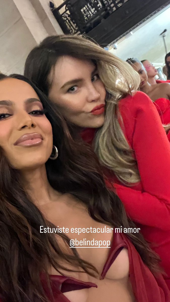 GilbertoBrenis's tweet photo. La cantante #Belinda sufrió una caída en el inicio de la #ParisFashionWeek, durante el desfile de #L'Oréal. #Anitta la ayudó a ponerse en pie y retomar la pasarela. Posteriormente, la actriz #AndieMacDowell la felicitó por levantarse. https://t.co/iL6AbhFQIH