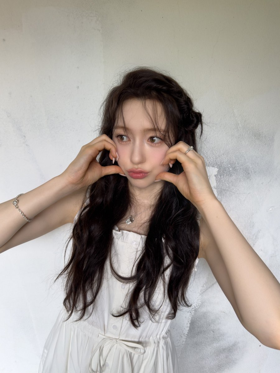 we_fiftyfifty's tweet photo. 🧸💭

트웨니 요즘 날씨 많이 추우니까 옷 따듯하게 입고 다니기🪽

#CHANELLEMOON #문샤넬
#FIFTYFIFTY #피프티피프티 https://t.co/tZhmvX7jrx