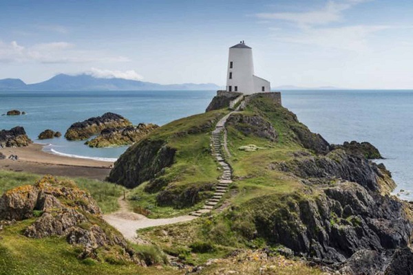 Whether you live in Anglesey, visiting or looking to move here, you will be able to find places to stay, places to eat and drink, properties to buy or rent, local news &amp; events, activities for the whole family, beautiful scenic locations, historic landmarks, attractions &amp; more!