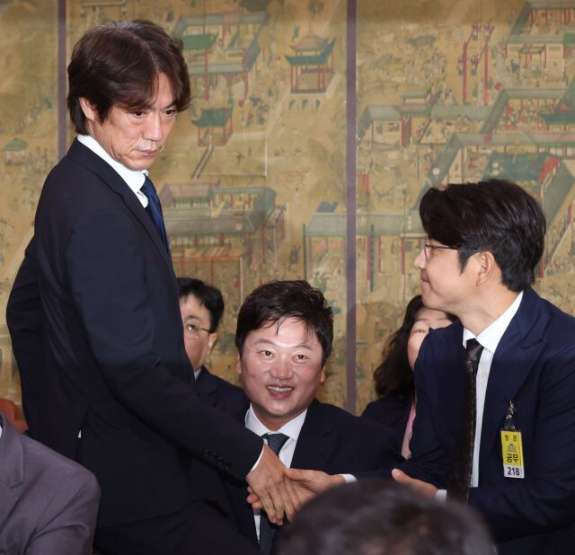 오늘자 국회 대한축구협회 등에 대한 현안질의 
퓰리처상

홍명보 박주호 얼굴 못쳐다봄.
박문성 해설위원 사이에서 이 상황이 너무 어이없고 웃김
