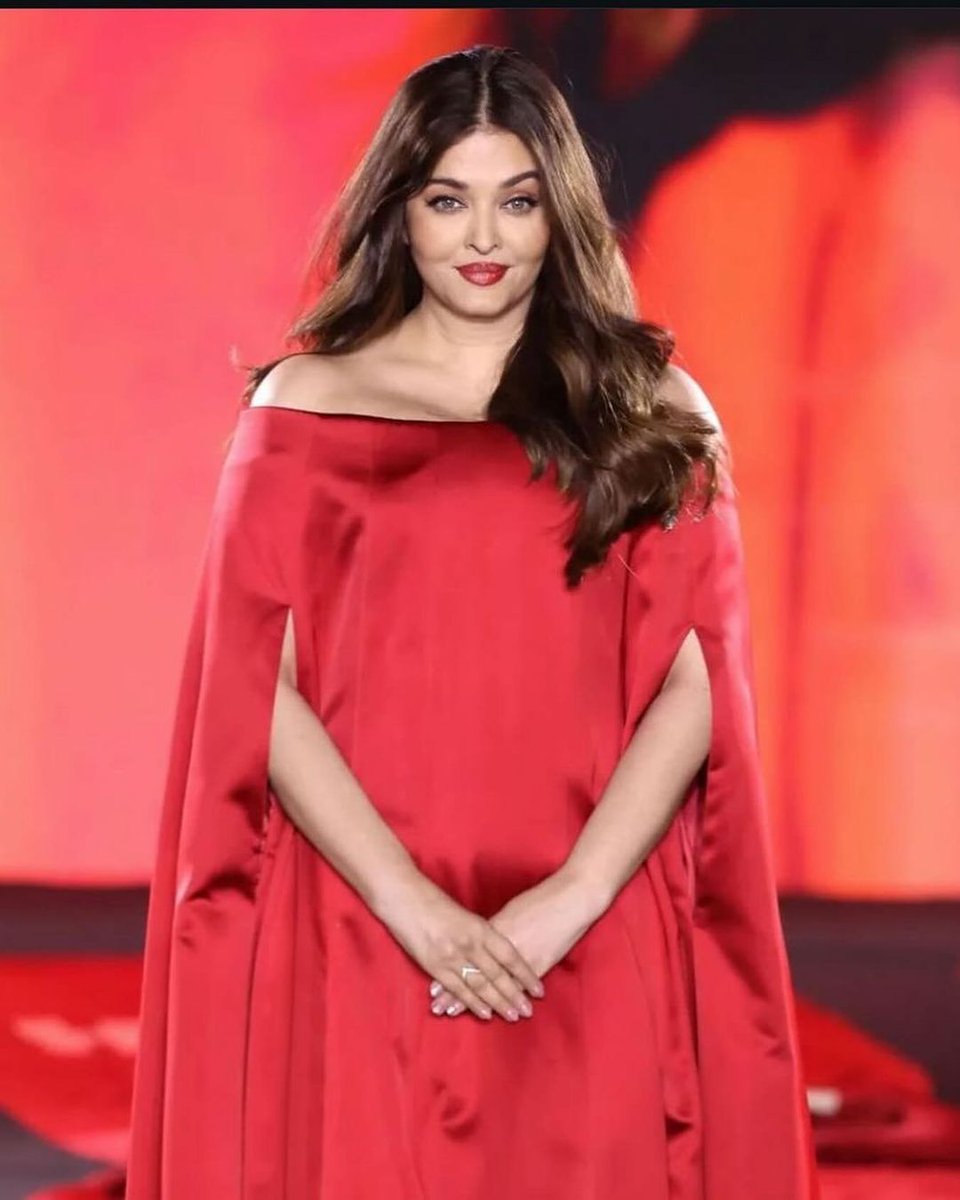 bombaytimes's tweet photo. #AishwaryaRaiBachchan graced the #ParisFashionWeek runway in a striking red off-shoulder gown, completing the look with a bold red lip

#AishwaryaRaiBachhan #ParisFashionWeek #2024 https://t.co/88YjAkIJkL