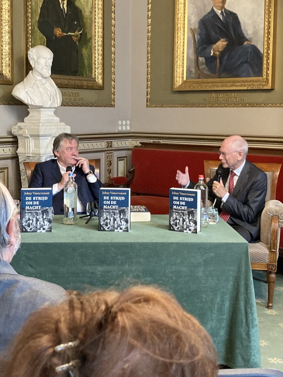 Mooi compliment van ⁦<a href="/VanRompuy/">Herman VanRompuy</a>⁩ voor ⁦<a href="/sevenaj/">Vansevenant Johny</a>⁩ : ‘Jij bent een sieraad van de VRT’ nav de publicatie van de memoires van Johny Vansevenant: ‘De strijd om de macht’. Bijna 1000 pagina’s geschiedenis. ⁦<a href="/Lannoo/">Uitgeverij Lannoo</a>⁩