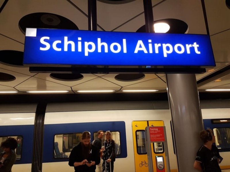 TreinSite's tweet photo. Treinenweb: Komende tijd hinder op Schiphol Airport vanwege vervanging van kappen over roltrappen https://t.co/2xsd1ccmgF https://t.co/9XmxCD6Opt