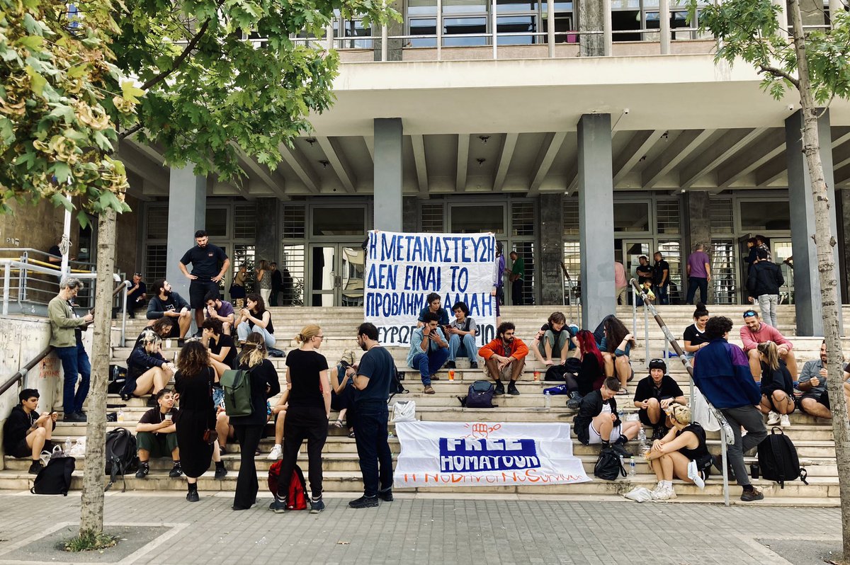 Wir sind heute zurück in Thessaloniki, wo der Berufungsprozess von <a href="/freehomayoun/">freehomayoun</a> stattfinden soll, nachdem er im April um weitere fünf Monate verschoben wurde, weil das Gericht - zum wiederholten Male - den einzigen Belastungszeugen nicht geladen und Homayoun - wie im ersten