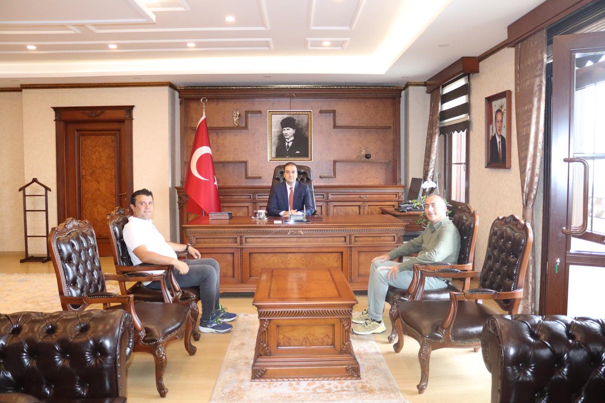 Ankara Çayeli Derneği Yönetim Kurulu Üyeleri Hızır Ali Gümüşler ve İsmail Çorapçı, nezaket ziyareti ve hayırlı olsun temennileriyle Çayeli kaymakamı Sn. Sertaç KIRÇUVAL'ı makamında ziyaret etti.