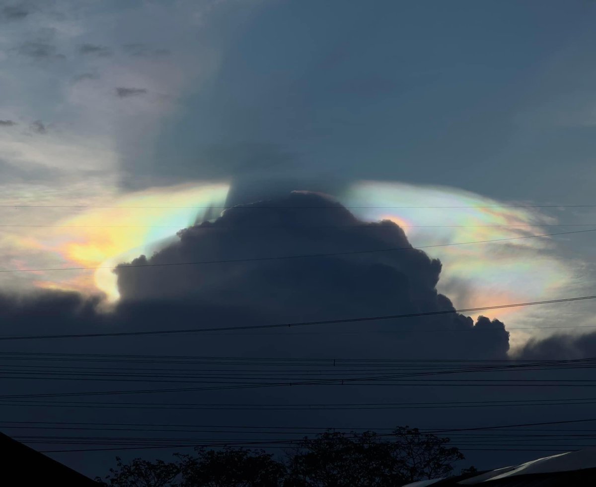 earthshakerph's tweet photo. IRIDESCENT CLOUDS OVER CALOOCAN ☁🌈
Iridescent clouds were also seen in Caloocan City, Metro Manila, this afternoon, captured by Lhevy Geraldo.
#MeteoShaker #Iridescent #IridescentClouds #CloudAppreciation
THREAD https://t.co/M7VWxvH2wV