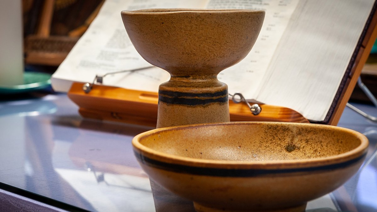 lutheranworld's tweet photo. The LWF, together with the Taizé community, has created pottery glazed with sand from refugee camps! They reflect our commitment to unity, service, and living faith. Each one tells a story of resilience.
Read more https://t.co/xSvu1BOfoF
#WithRefugees #forhopeandafuture @taize
