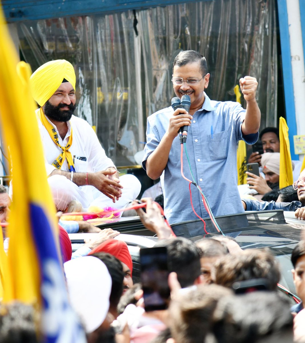 DrSushilKrGupta's tweet photo. 📍रोड शो - रानियां विधानसभा

आम आदमी पार्टी के राष्ट्रीय संयोजक और देश की राजनीति को नई दिशा देने वाले कट्टर ईमानदार नेता माननीय @ArvindKejriwal जी के साथ रोड शो किया।
रानियां से विधानसभा प्रत्याशी हैप्पी रानियां जी के लिए जनता और कार्यकर्ताओं का जोश इस बात का गवाह है कि अब जनता रानियां की सीट @aapharyana की झोली में डालने का मन बना चुकी है।