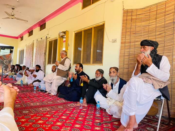 WatanShad's tweet photo. د پشتونخوا ملي عوامي پارټۍ مرکزي جنرل سیکرټري عبدالرحیم زیارتوال د صوبائي ډپټي سیکرټري حضرت عمر اچکزي پلار حاجي اغا ګل اقا فاتحه وکړه. https://t.co/f6ifvL6EDr
