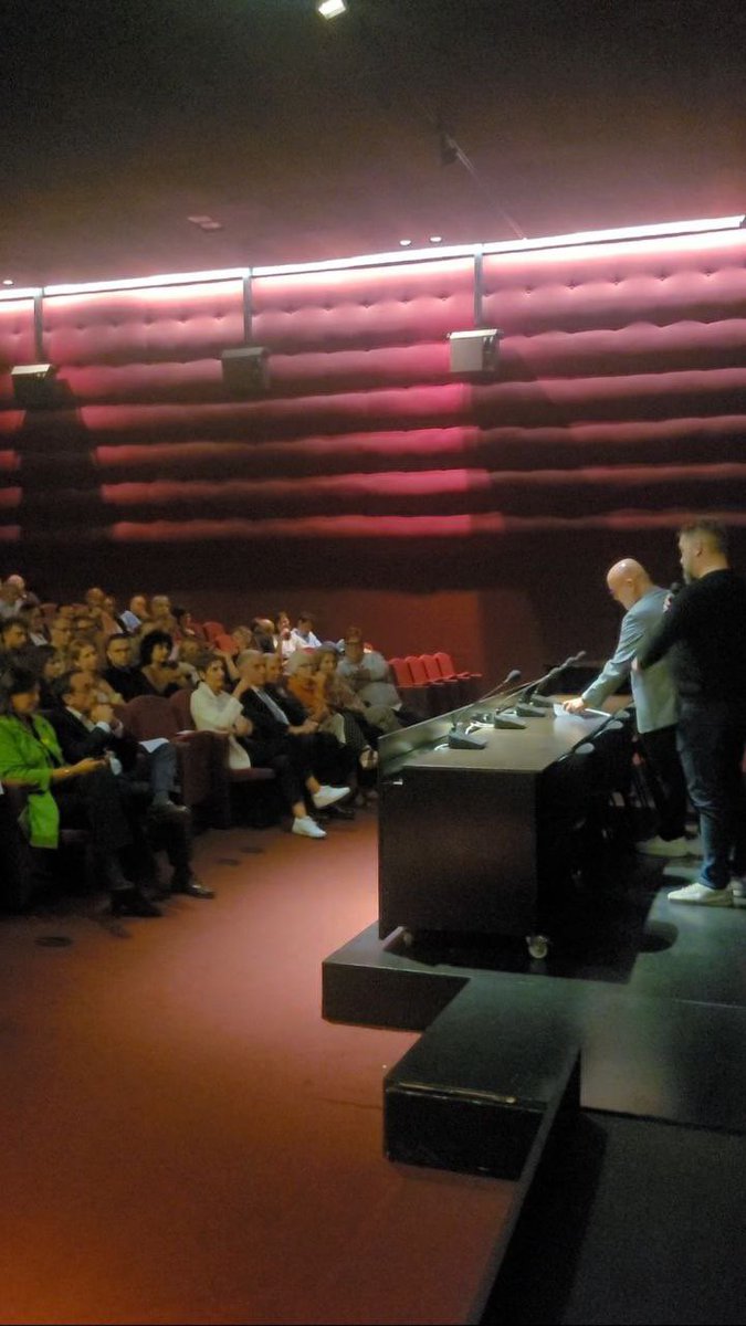 LauraBorras's tweet photo. Ahir vam acompanyar @boye_g i família en la preestrena del documental “Enemigo público”, de Sebastián Arabia. Se’n surt amb mal de panxa perquè sembla una història de terror que, per desgràcia, és ben real. I amb l’admiració reforçada per la seva força, tenacitat i intel·ligència https://t.co/c0DOAIaCX9