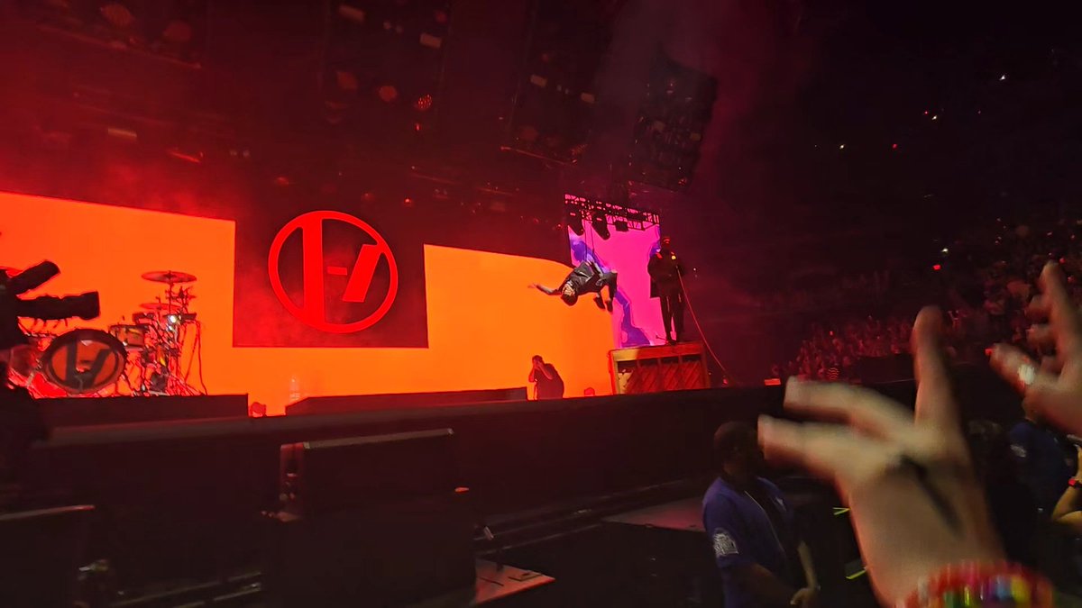 _fallawayjay_'s tweet photo. he also do a flip #joshdun #backflip #holdingontoyou #tylerjoseph #twentyonepilots #clancy #ClancyWorldTour #clancyphx #clancyphoenix @tylerrjoseph @joshuadun @twentyonepilots https://t.co/BkOAawreK7