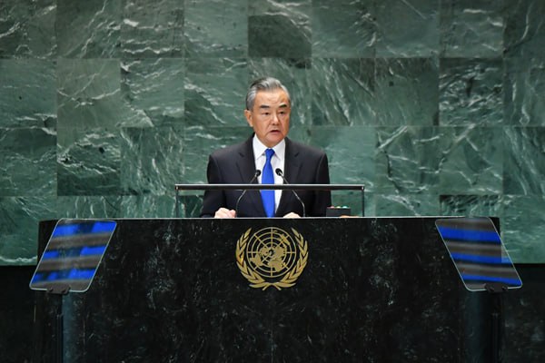 mog_china's tweet photo. 🇨🇳🇱🇧
🔴وزير الخارجية الصيني:

 الصين تدعم لبنان بقوة في حماية سيادته وأمنه وندين الهجمات العشوائية على المدنيين

مبدأ العنف لكبح العنف لن يحل الصراع في الغرب الأوسط بل سيؤدي فقط إلى كارثة إنسانية https://t.co/o0yXDD7O7q