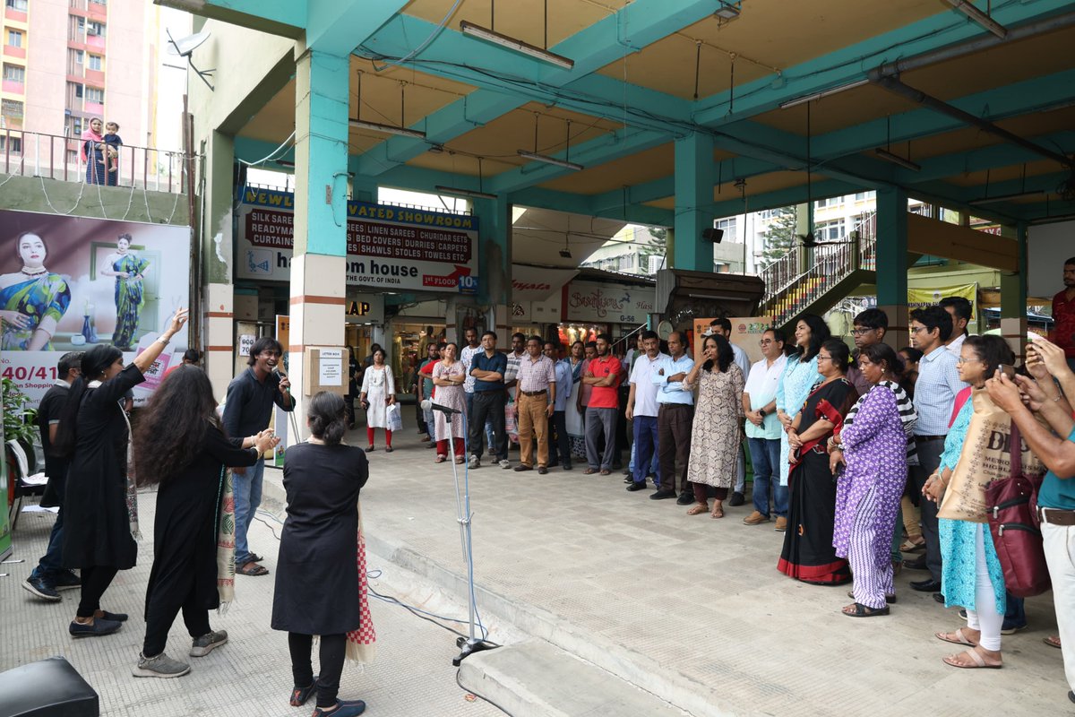 United for a cleaner tomorrow! IndianOil organized a street play at Dakshinapan Market in Kolkata to promote cleanliness &amp; encourage all stakeholders to  pivot towards a clean &amp; sustainable environment!
Let’s pledge to keep India clean!
<a href="/ChairmanIOCL/">ChairmanIOC</a> <a href="/Pankaj_K32243/">Pankaj Kumar</a> <a href="/LKS_Chauhan/">Lalit Chauhan</a>