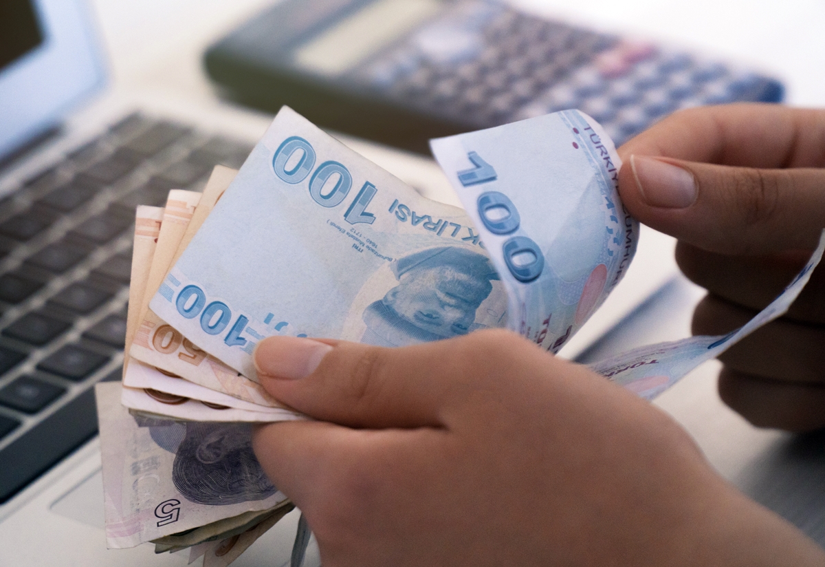 mynet's tweet photo. EYT kapsamına girmeyen çalışanlar kademeli emeklilik beklerken, ‘kademeli emeklilik gelecek mi? Ne zaman gelir?’ gibi sorulara yanıt arıyorlar. 

Milyonlarca kişi bu değişiklikleri yakından takip ederken SGK Başuzmanı İsa Karakaş tarih vererek düzenlemenin yapılmasının bir gereklilik olduğuna dikkat çekti. 

Uzman isim, “Adil değil. Eninde sonunda bunun yumuşatılması gerekiyor ki insanların sisteme inancı olması gerekiyor” dedi. 2027 yılını işaret etti.