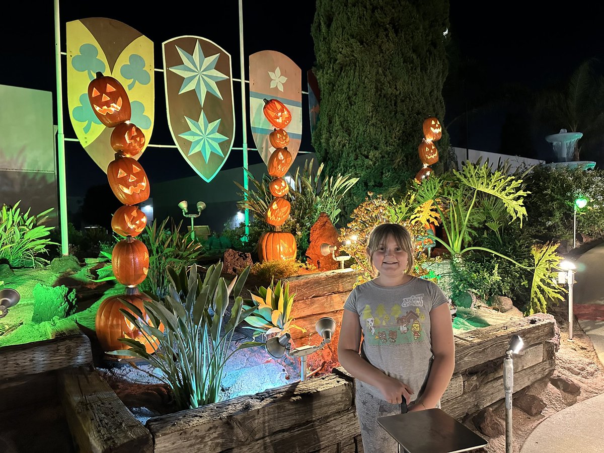 wjeklund's tweet photo. spook-tacular girls' night at Camelot! 🎃👻 The eerie low lights and haunted decorations set the perfect mood for some Halloween fun. 🏌️‍♀️Nothing like a little spooky magic to liven up the course! 🏰 #GirlsNightOut #MiniGolfAdventures #HalloweenFun https://t.co/cMWFvVSXGN
