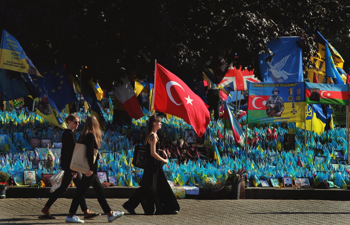 ÖZEL | FOTO
Başkenti Kıyiv’de, Bağımsızlık Meydanı’na, Ukrayna’yı Rus işgaline karşı savunurken şehit düşen, kahraman Türk askerlerinin şerefine, Türkiye Cumhuriyeti bayrağı dikildi.