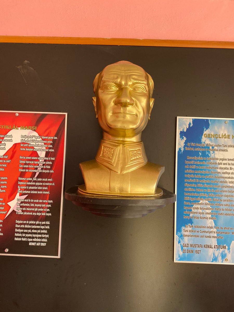 Okulumuz öğretmenlerinden Merve Tezcan ve Gülsüm Tünaydın , Okul müdürümüz  Özcan Koç  zaman içerisinde deforme olan Atatürk büstünü yaptığı çalışmalarla yeniledi. Kendilerine teşekkür ediyoruz.