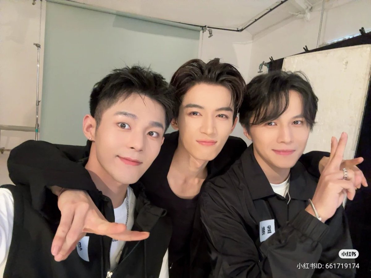 wxyRabbit's tweet photo. 240820 🍠 
반유성 샤오홍수 속 왕성월 💚
국공부 집합 
#潘宥诚 #王星越 #王乐夫Lip 

CR : https://t.co/ZaUDXGvlog

#중국드라마 #드라마
#王星越萧蘅
#王星越墨雨云间
#电视剧墨雨云间
#墨雨云间 #묵우운간
#THEDOUBLE 
#WangXingyue
#왕성월 #왕싱위에 #왕싱웨
#wangxingyue https://t.co/G2SozXVoFJ