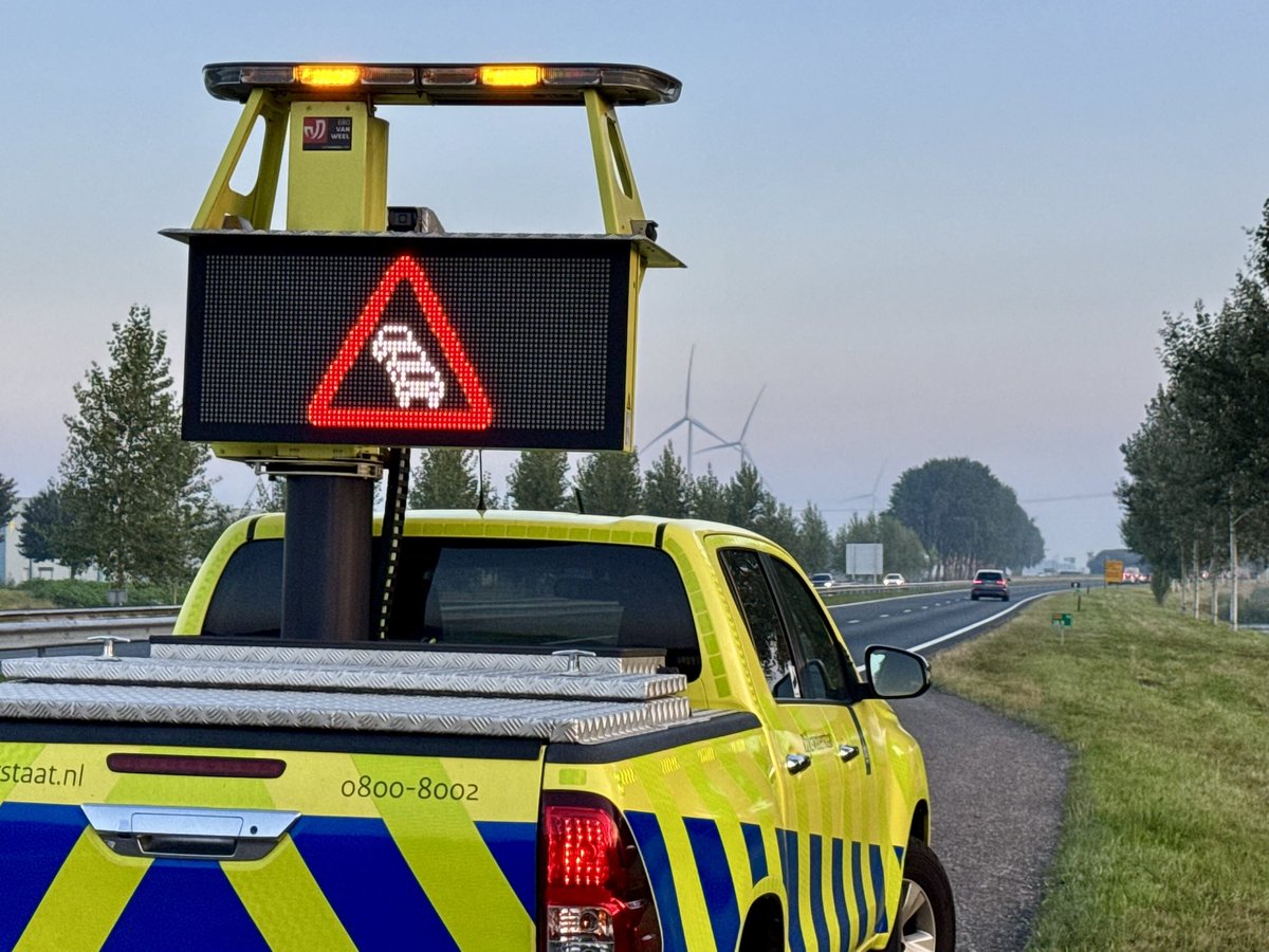 📍N33 #Zuidbroek | Wegens een ongeval met meerdere voertuigen is er momenteel een rijstrook minder beschikbaar tussen Meeden en de aansluiting met de A7. Hulpdiensten ter plaatse. Incident zorgt voor file en vertraging. <a href="/RWSverkeersinfo/">Rijkswaterstaat Verkeersinformatie</a>