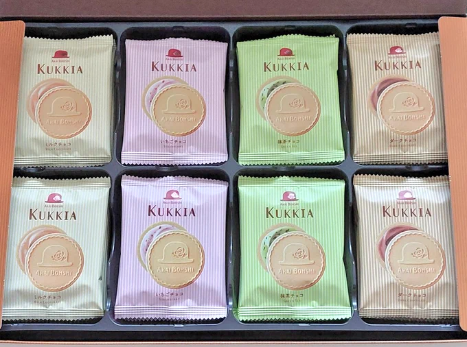 今日のオヤツ【赤い帽子】の『KUKKIA(クッキア)』イチゴ・抹茶・ミルク・ダークの4種類のチョコクリームをゴーフルと薄焼きクッキーで挟んだお菓子超美味食感はサクッと軽いのでいくらでも食べられちゃう今日はアイスオーレと食べたけど、もう少し涼しくなったらホットも良いねぃ 