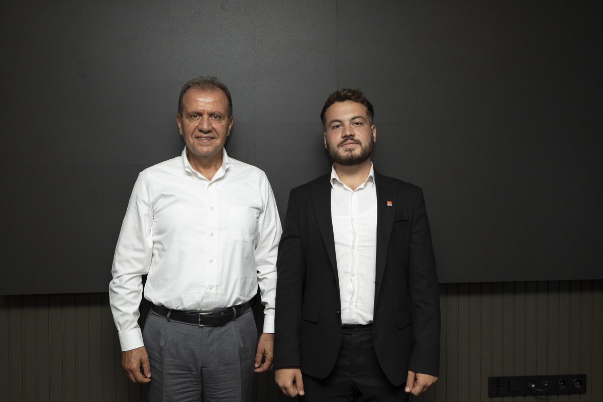 Mersin’i sosyal belediyecelik anlayışına  kavuşturan Mersin Büyükşehir Belediye Başkanımız sayın Vahap Seçeri makamında ziyaret ettik. Gençlik kolları olarak projelerimizi ve çalışmalarımızı istişarede bulunduk. Karşılamalarından dolayı başkanımıza teşekkür ediyoruz.

#chp