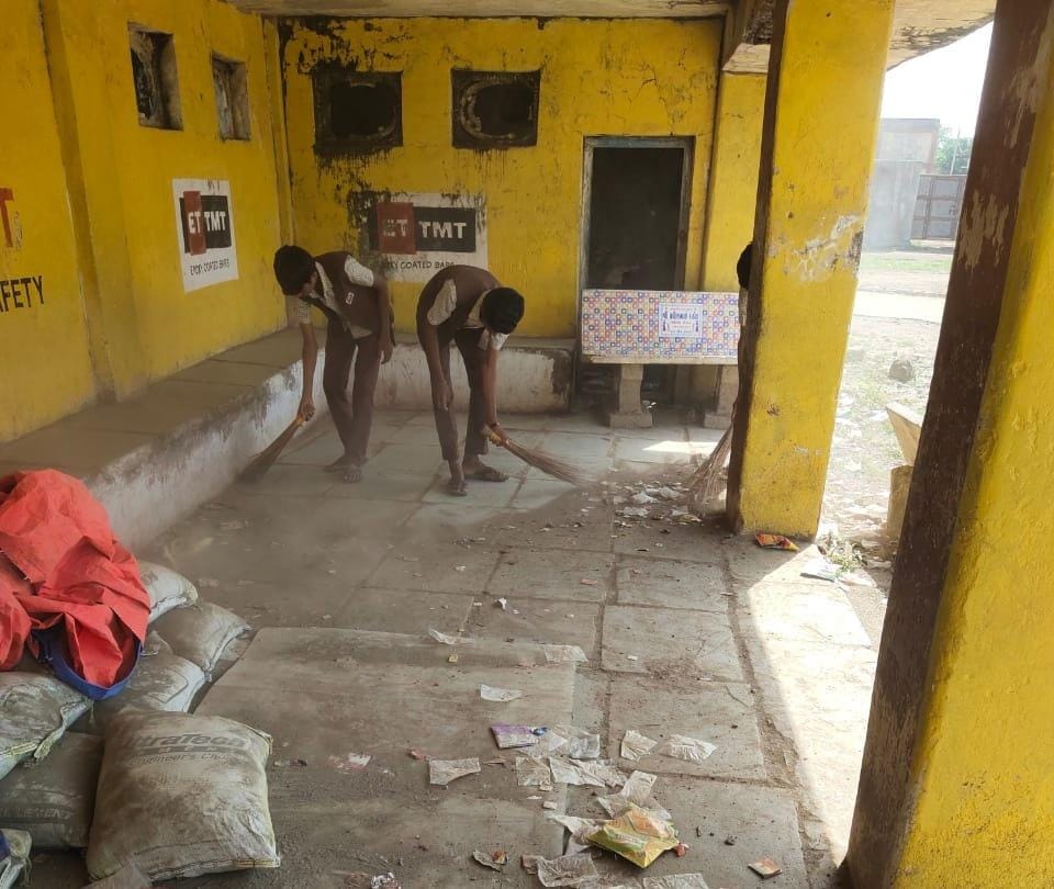 સ્વચ્છતાહી સેવા અભિયાન ૨૦૨૪ અંતર્ગત સમઢિયાળા ગામે જાહેર સ્થળોની  સફાઇ કરવામા આવી.