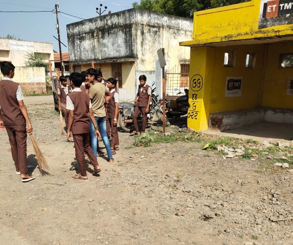 TP_Palitana's tweet photo. સ્વચ્છતાહી સેવા અભિયાન ૨૦૨૪ અંતર્ગત સમઢિયાળા ગામે જાહેર સ્થળોની  સફાઇ કરવામા આવી. https://t.co/Ff87RrXNeO