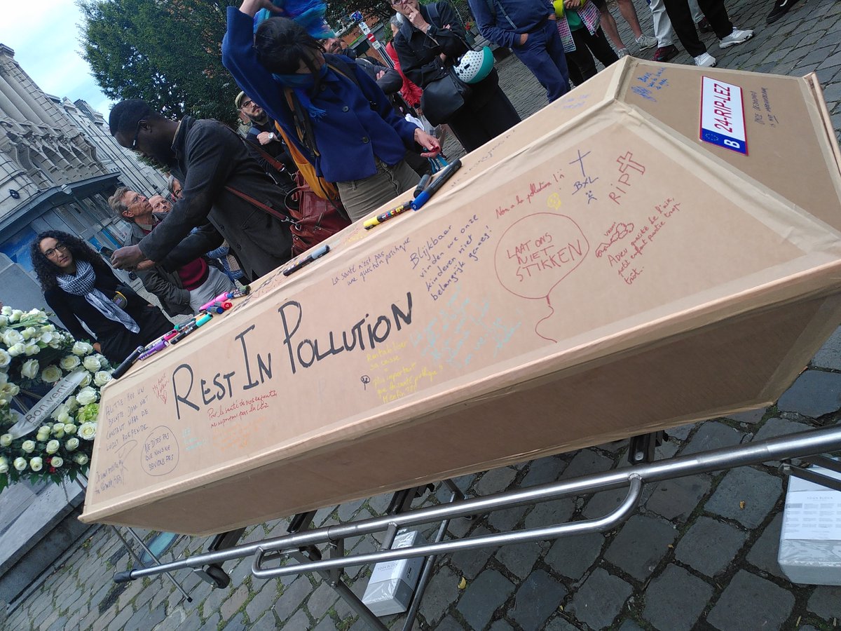 Bruxselair's tweet photo. Nous regrettons profondément cette instrumentalisation des classes populaires au mépris de toute ambition concernant leur santé, mais nous remercions néanmoins @LeisterhDavid , @AhmedLaaouej et @cdebeukelaer pour cette magnifique couronne 🖤
#SaveTheLEZ #BXLDemandsCleanAir https://t.co/T9WNcCJPq0