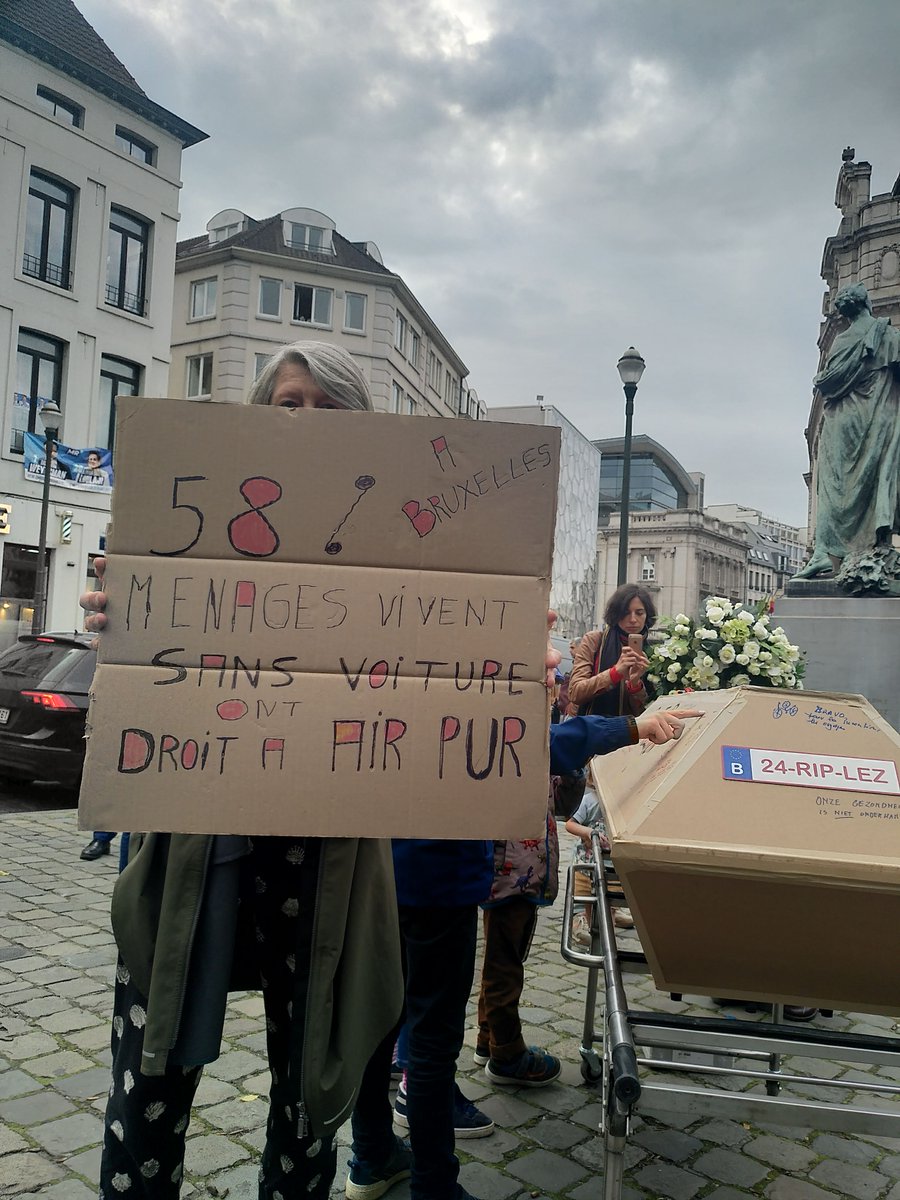 Bruxselair's tweet photo. Nous regrettons profondément cette instrumentalisation des classes populaires au mépris de toute ambition concernant leur santé, mais nous remercions néanmoins @LeisterhDavid , @AhmedLaaouej et @cdebeukelaer pour cette magnifique couronne 🖤
#SaveTheLEZ #BXLDemandsCleanAir https://t.co/T9WNcCJPq0
