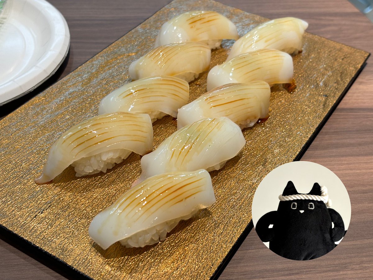 🦑🦑🦑🦑新鮮なイカ🦑🦑🦑🦑

切れ込みが入って美シイデス。
お寿司って本当に芸術的デス。

オートロくんも、板前ロボとして腕を磨キマス。
そしてオートロくんの会社ノ製品、AUTOROも日々アップデートし続ケテイマス🔥
#企業公式相互フォロー 
#企業公式つぶやき部