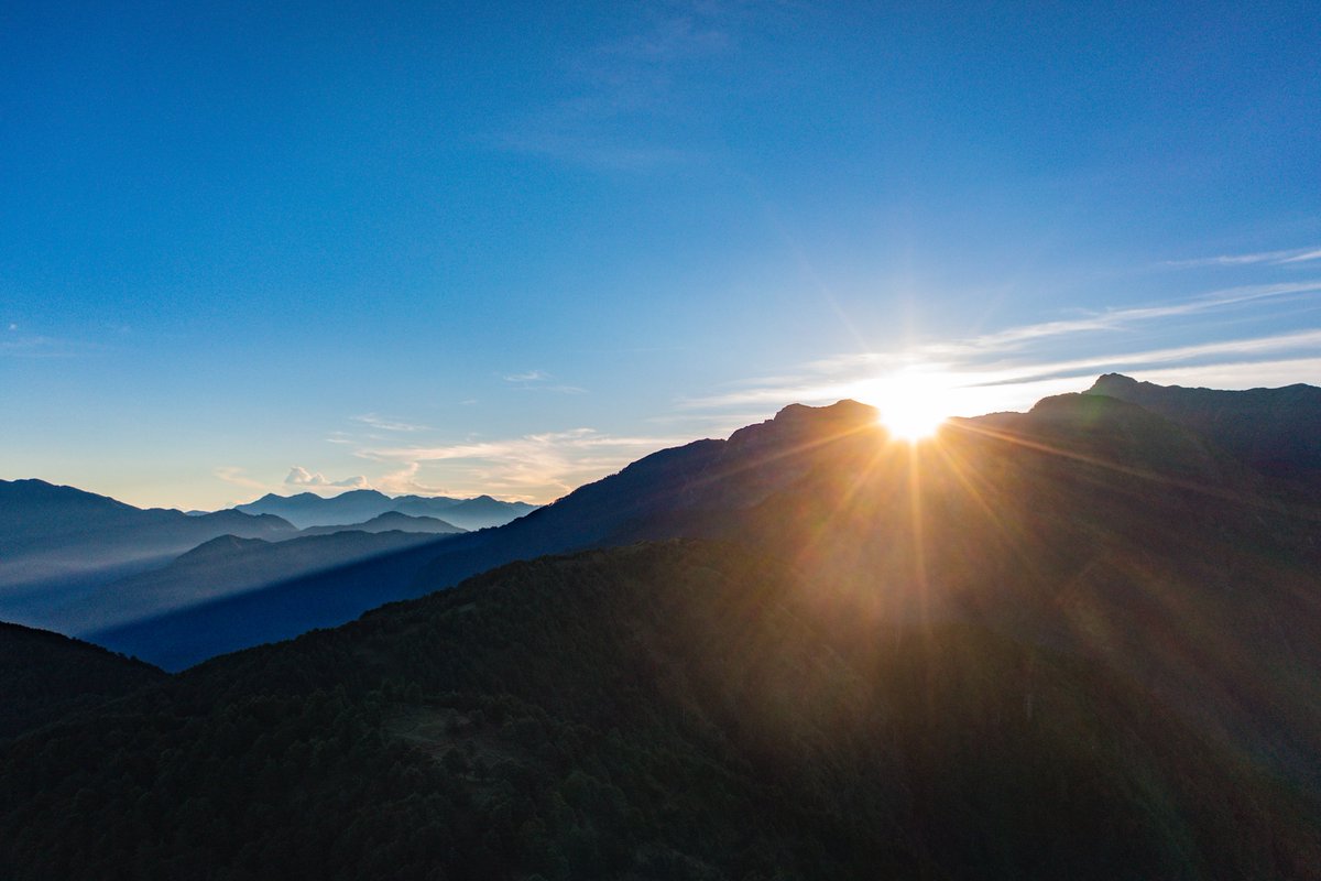 Taiwan_Review's tweet photo. Orogenic activity has blessed #Taiwan🇹🇼 with an exceptional density of high mountains. The country’s 36,000 square kilometers boast 268 peaks reaching over 3,000 meters. Of these giants, 157 are located in #Yushan #SheiPa & #Taroko National Parks.
▶️https://t.co/Q0YW6Zb8r5 https://t.co/8rAu20wf93