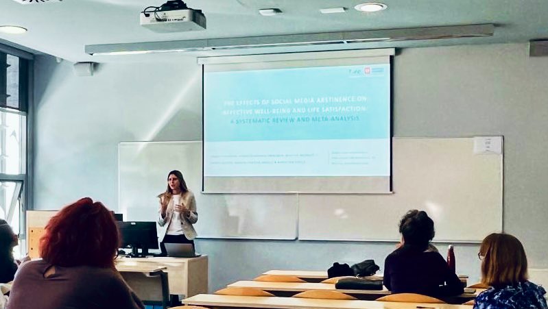 LauraLemahieu's tweet photo. Yesterday, I presented the findings of our systematic review and meta-analysis on the impact of social media abstinences on well-being at the #ECREA preconference on digital disconnection!

Loved hearing the other interesting talks and meeting fellow disconnection researchers! 📱 https://t.co/f9cv3jqUT6