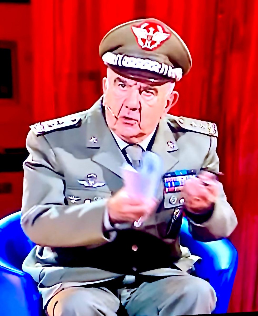 Assolutamente inappropriato che Gene Gnocchi pensi di far ridere vestendo la divisa da generale che indossò anche Carlo Alberto Dalla Chiesa.
Pensa che, ridicolizzando una delle poche istituzioni rimaste, alzi il suo gradimento? 
Perché non indossa una toga da magistrato?