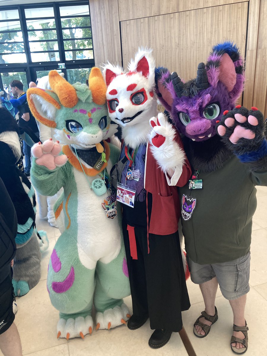 Ich liebe deinen Suit <a href="/AilurusThePanda/">Ailurus, Ryūki & Júzǐ</a>. Ich hoffe auch bald so einen schönen Drachen Suit zu haben 

#eurofurence #eurofurence28 #fursuiter