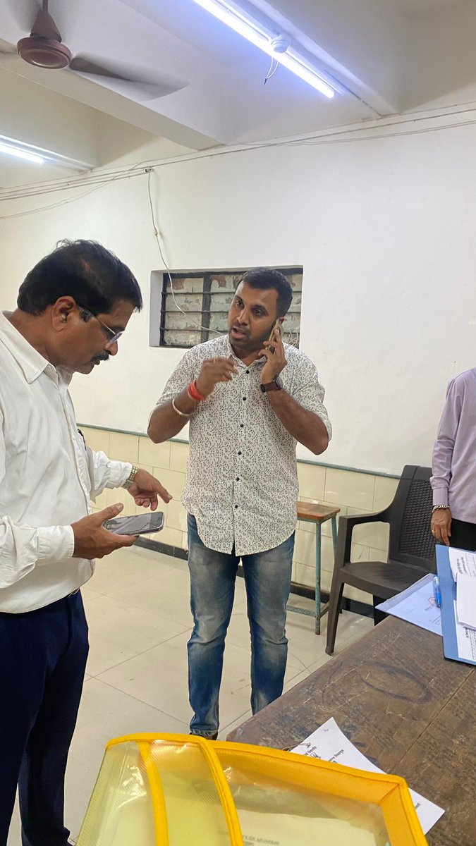 ABVPMumbai's tweet photo. पराभवाच्या भितीने युवासेना(उबाठा) ची ‘बोगस’ खेळी!

मुंबई विद्यापीठ अधिसभा(सिनेट) निवडणूकीच्या मतदान केंद्रात मतदारांवर दबाव टाकायला कर्मवीर भाऊराव पाटील महाविद्यालय, वाशी येथे युवासेनेचा बोगस प्रतिनिधी, उमेदवार अल्पेश भोईर यांचा गैरप्रकार.
उघडकीला आल्यावर बोगस प्रतिनीधी फरार.

भयमुक्त आणि विद्यार्थी केंद्रीत विद्यापीठासाठी विद्यापीठ विकास मंच कटीबद्ध!