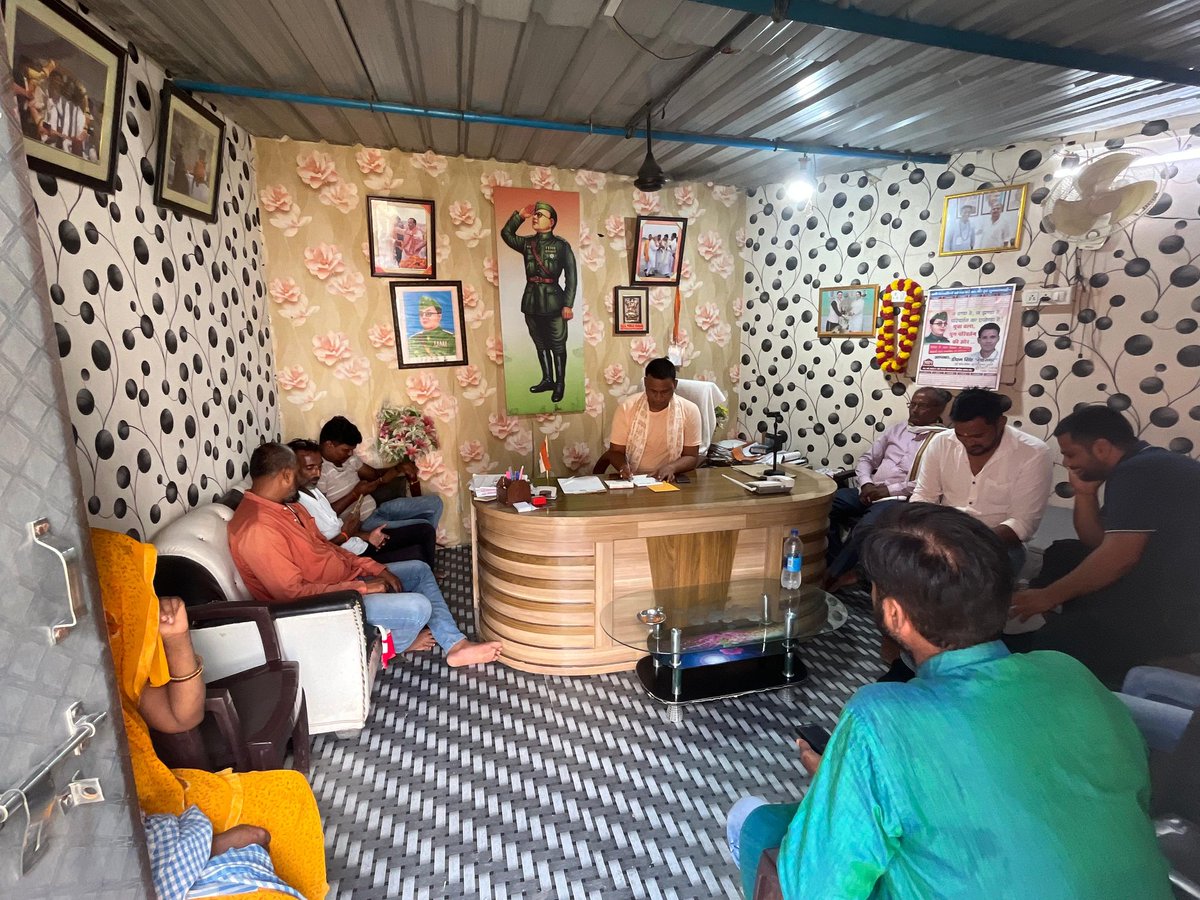 जनता दर्शन,, प्रत्येक रविवार की तरह आवास पर आए जनता जनार्दन के समस्या पर मुखर हुआ और समाधान हेतु संबंधित को अवगत कराया #डीएमसिंहगहरवार <a href="/bhadohipolice/">BHADOHI POLICE</a> <a href="/DM_Bhadohi/">District Magistrate Bhadohi</a> <a href="/myogiadityanath/">Yogi Adityanath</a> @trhnewsbipin <a href="/Ashutoshcnewstv/">Ashutoshpathak</a> <a href="/aajtak/">AajTak</a> <a href="/BJP4UP/">BJP Uttar Pradesh</a> <a href="/jantadal/">janta dal united</a> <a href="/NitishKumar/">Nitish Kumar</a> <a href="/adgzonevaranasi/">ADG ZONE VARANASI</a> <a href="/digmirzapur/">IG Range Mirzapur</a>
