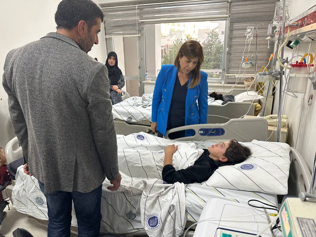 erzrmyesilsol's tweet photo. DEM PARTİ Erzurum Milletvekilimiz Sayın MERAL DANIŞ BEŞTAŞ akşam mesaisini ise Atatürk Üniversitesi Araştırma Hastahanesinde Yatmakta Olan hastaları ziyaret ederek Genel sağlık durumları hakkında bilgi aldı. Aileleri ve yakınlarının yoğun ilgisiyle karşılaştı. https://t.co/GHQzgUrGr1