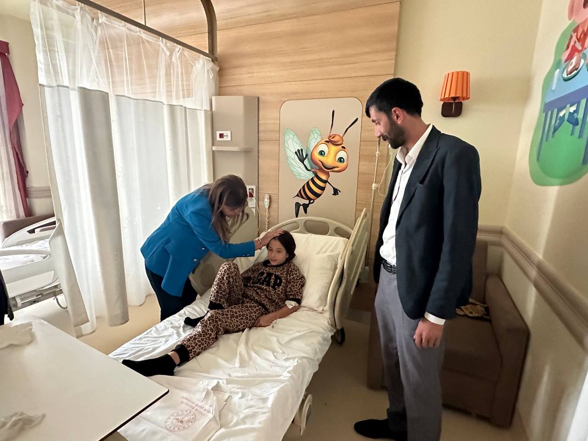 erzrmyesilsol's tweet photo. DEM PARTİ Erzurum Milletvekilimiz Sayın MERAL DANIŞ BEŞTAŞ akşam mesaisini ise Atatürk Üniversitesi Araştırma Hastahanesinde Yatmakta Olan hastaları ziyaret ederek Genel sağlık durumları hakkında bilgi aldı. Aileleri ve yakınlarının yoğun ilgisiyle karşılaştı. https://t.co/GHQzgUrGr1