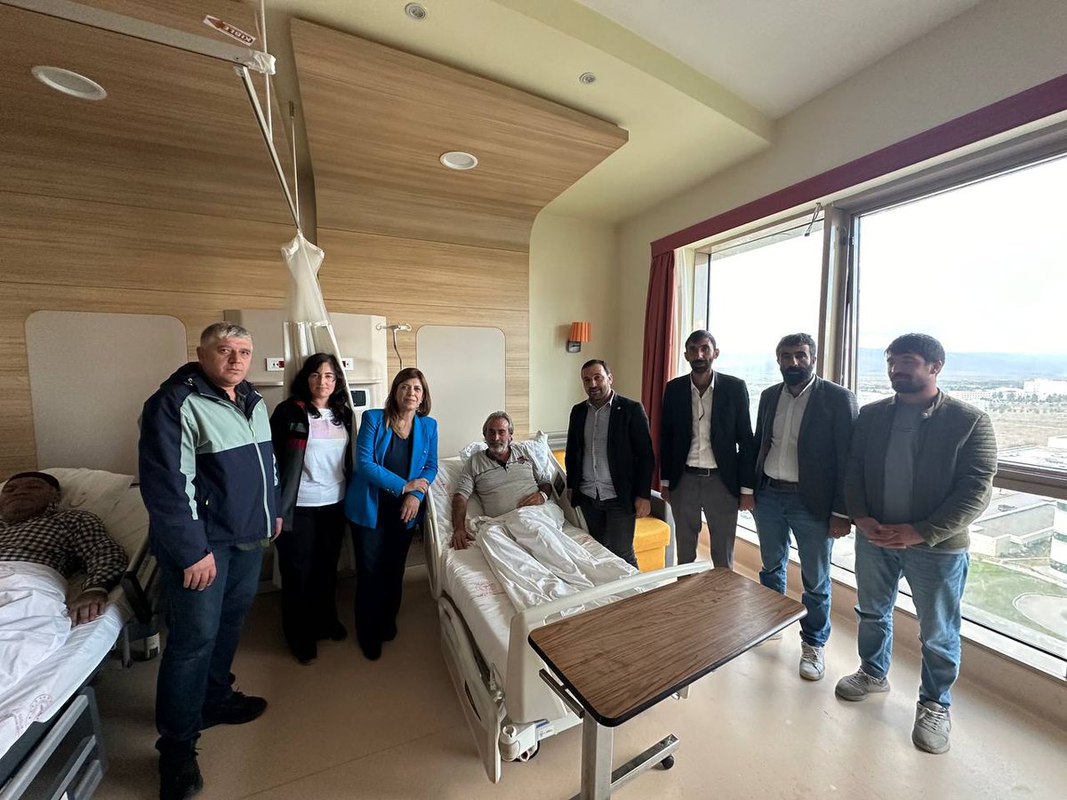 erzrmyesilsol's tweet photo. DEM PARTİ Erzurum Milletvekilimiz Sayın MERAL DANIŞ BEŞTAŞ akşam mesaisini ise Atatürk Üniversitesi Araştırma Hastahanesinde Yatmakta Olan hastaları ziyaret ederek Genel sağlık durumları hakkında bilgi aldı. Aileleri ve yakınlarının yoğun ilgisiyle karşılaştı. https://t.co/GHQzgUrGr1