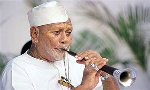 Bismillah Khan, the legendary shehnai maestro from Bihar, transcended borders with his soulful music. Born in 1916, he brought the shehnai to the forefront of Indian classical music, enchanting audiences with his mastery and passion. Khan’s performances, often at weddings and