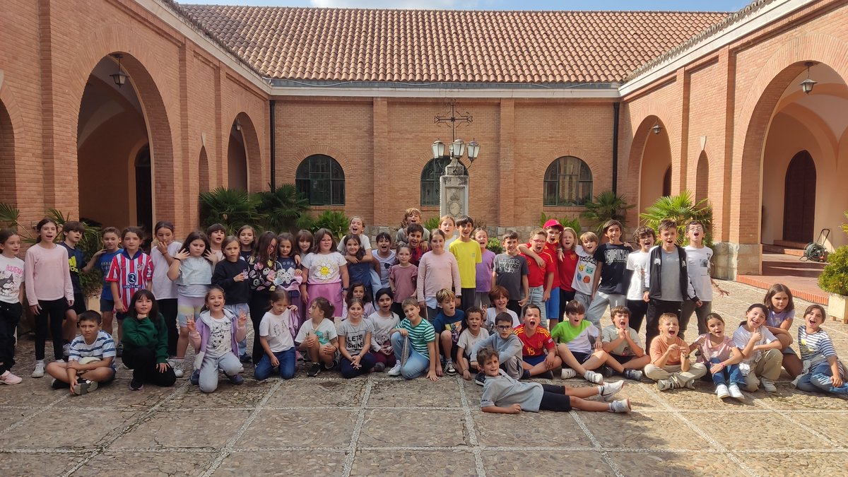 FrayLuisSCJ's tweet photo. ¡Ya estamos Farm Camp!
Empieza nuestra semana de inmersión lingüística para 3° y 4° de #Primaria. Juegos, actividades, animales, amigos... ¡Nos espera mucha diversión!
🔗https://t.co/08edTSl7IH
#FarmCamp #FrayLuisPrimaria https://t.co/GXmwmNyDBX