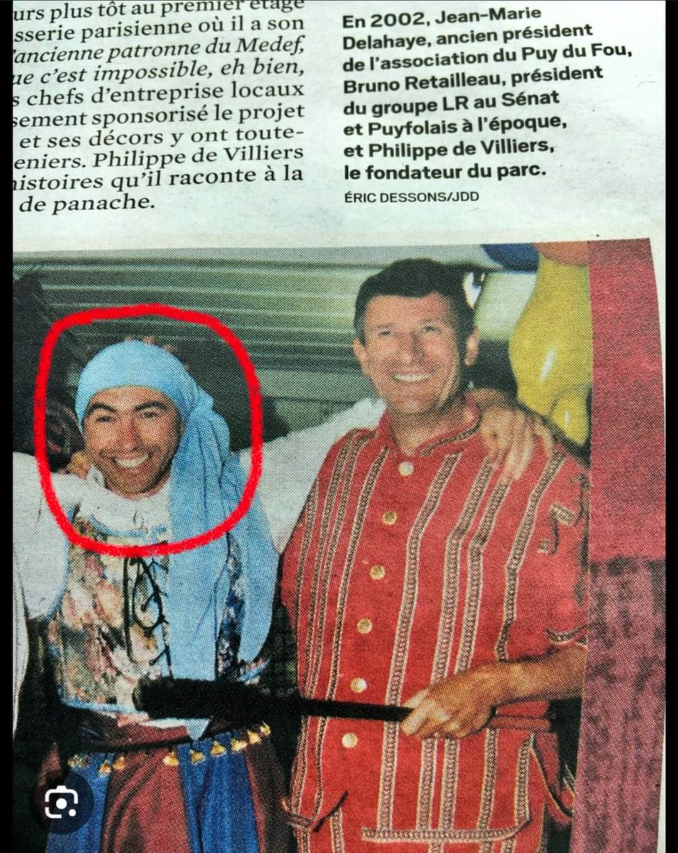 #BrunoRetailleau n'aime pas cette photo 😂

Photo du JDD de 2002 . Retailleau déguisé en Esmeralda lors d'une soirée au Puy du fou avec son ami souverainiste Philippe de Villiers.
