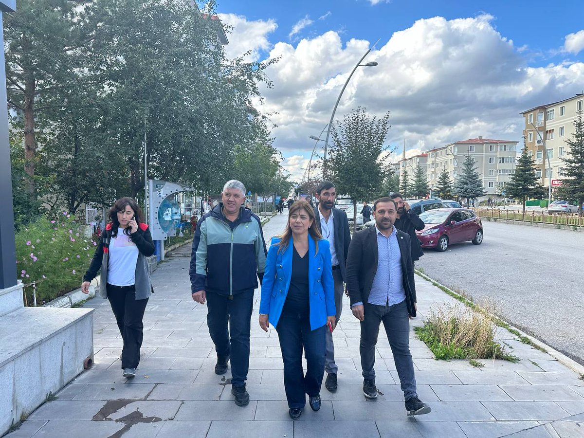 erzrmyesilsol's tweet photo. DEM PARTİ Erzurum Milletvekilimiz Sayın MERAL DANIŞ BEŞTAŞ Bugün
AZİZİYE İLÇESİ DADAŞKENT Semtinde Halkımızı ziyaret ederek sorunlarını dinledi ve ülkenin genel durumu hakkında bilgilendirme yaptı. Ortak ses EKONOMİK KRİZ, ADALET VE DEMOKRASİ sorunlarını dinledi. 
#DEMPARTİ # https://t.co/qdhfaG2XLz